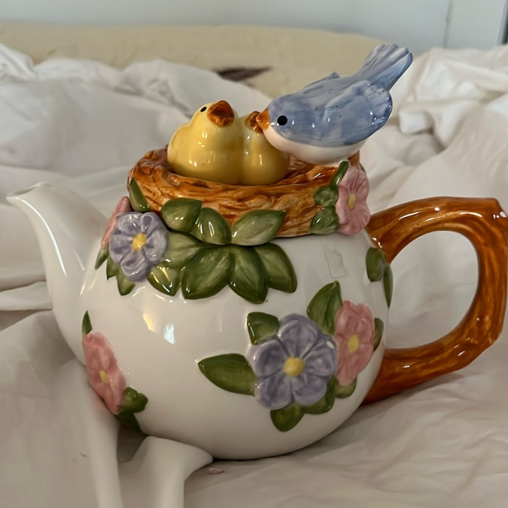 Teleflore gift  Tea pot in great conditions with cute design of  birdies on top